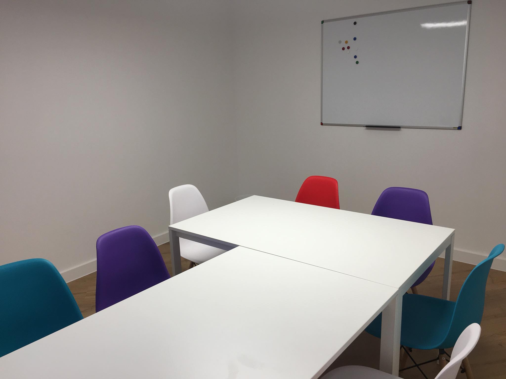 Academia Entrepáginas - Centro de Estudios salón con mesas y sillas